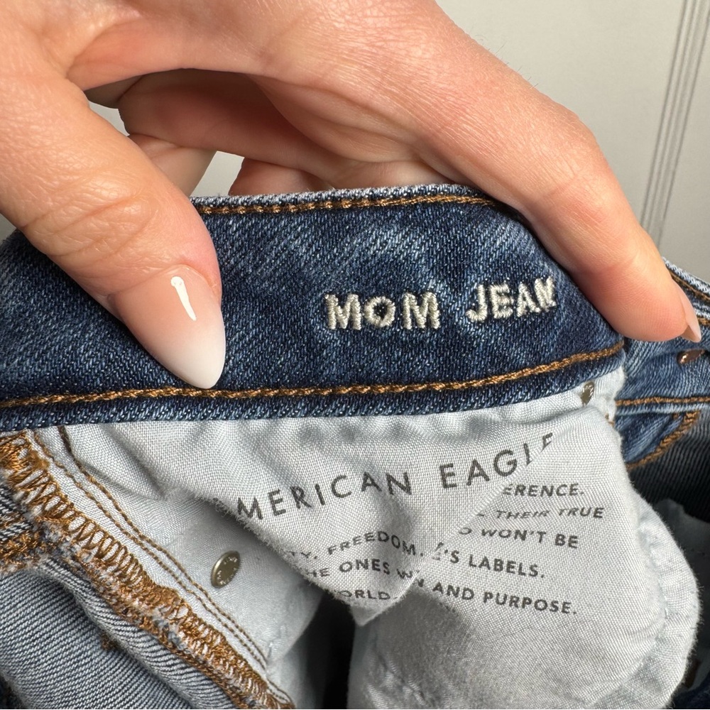 American Eagle Stretch Mom Jean in Easy Breezy Blue Distressed Frayed 8 Long - Picture 13 of 14